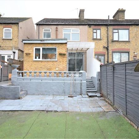 4 Bedroom House In East Лондон Екстериор снимка
