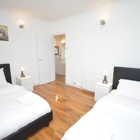 4 Bedroom House In East Лондон Екстериор снимка