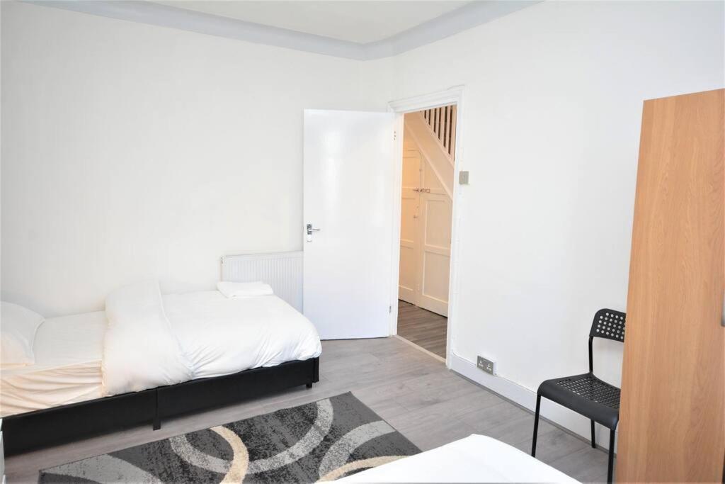 4 Bedroom House In East Лондон Екстериор снимка