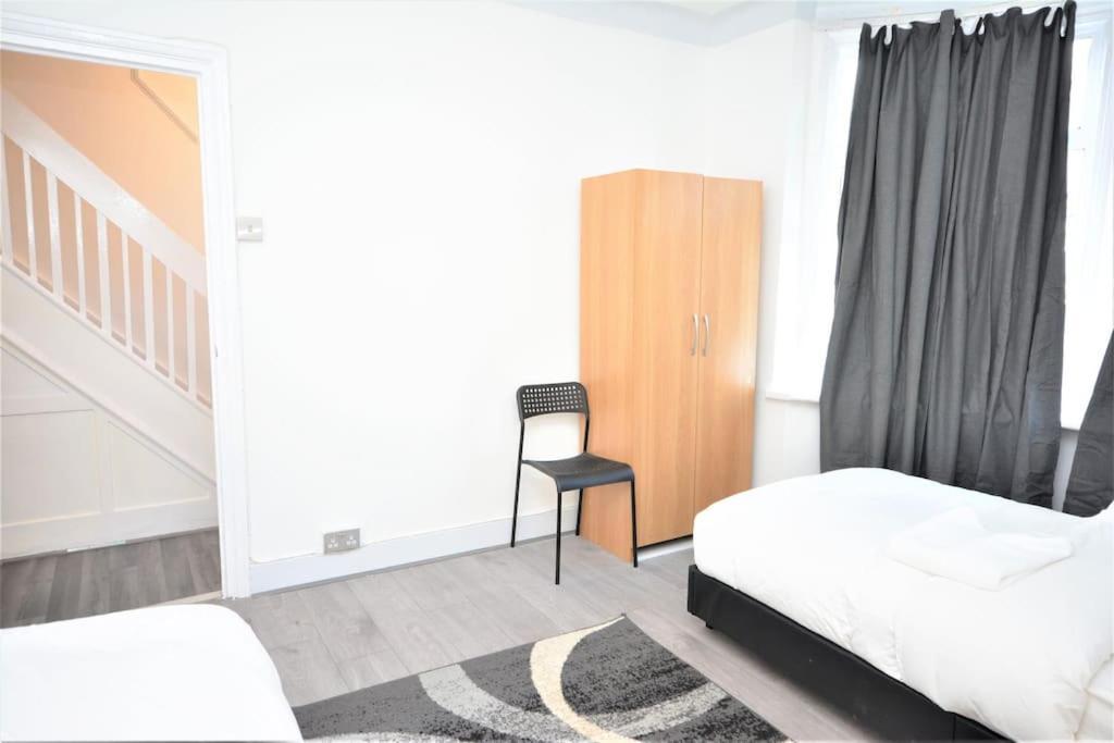 4 Bedroom House In East Лондон Екстериор снимка