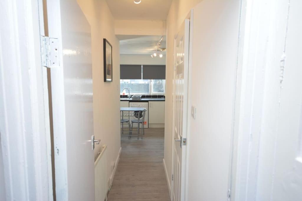 4 Bedroom House In East Лондон Екстериор снимка