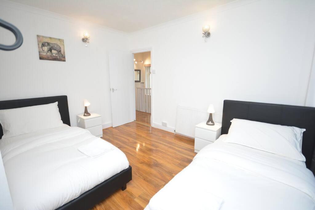 4 Bedroom House In East Лондон Екстериор снимка